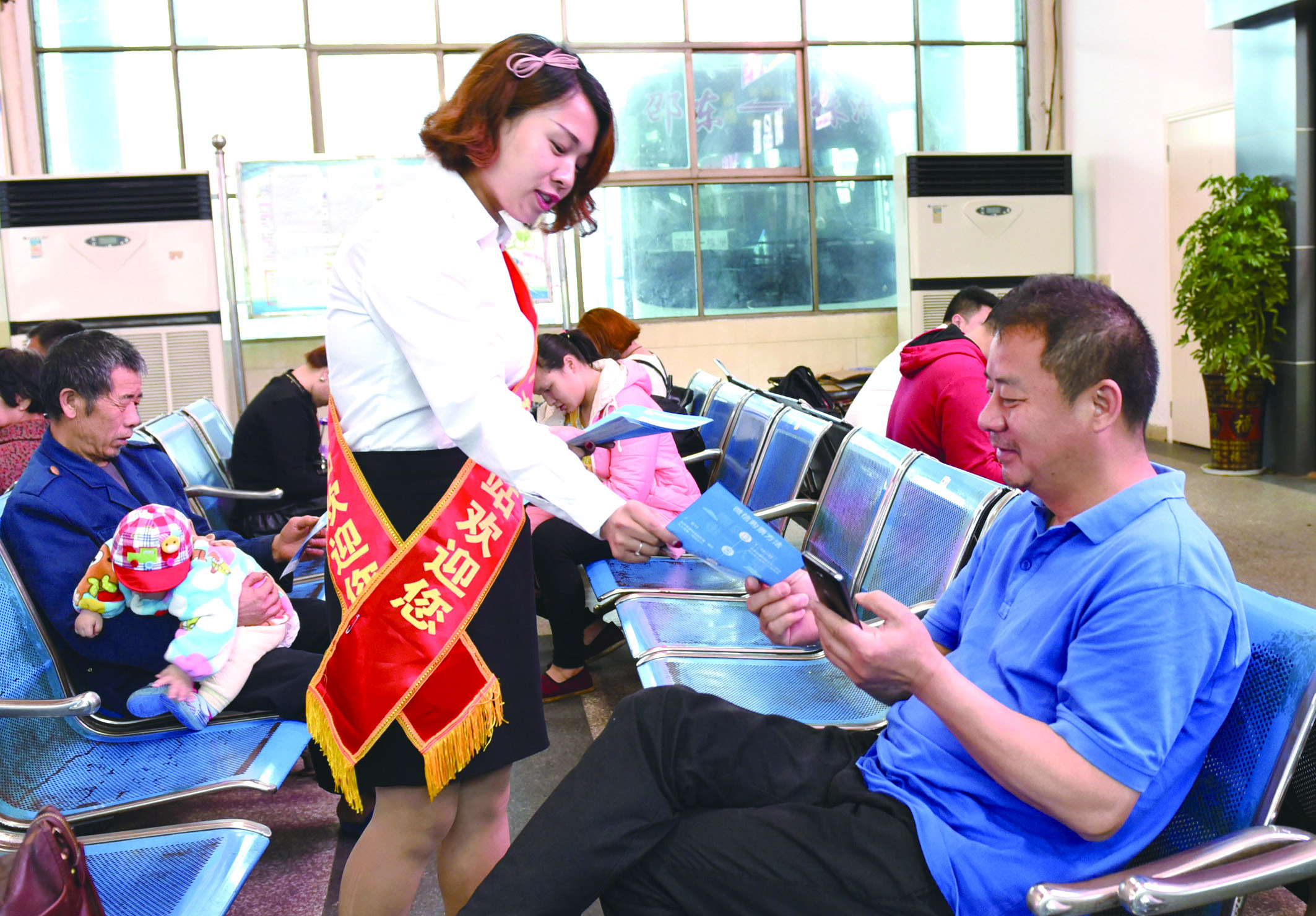 4月21日，邵東汽車西站工作人員在向旅客推介互聯(lián)網(wǎng)+站+車+客平臺(tái)的推廣應(yīng)用與購(gòu)票實(shí)名制宣傳。