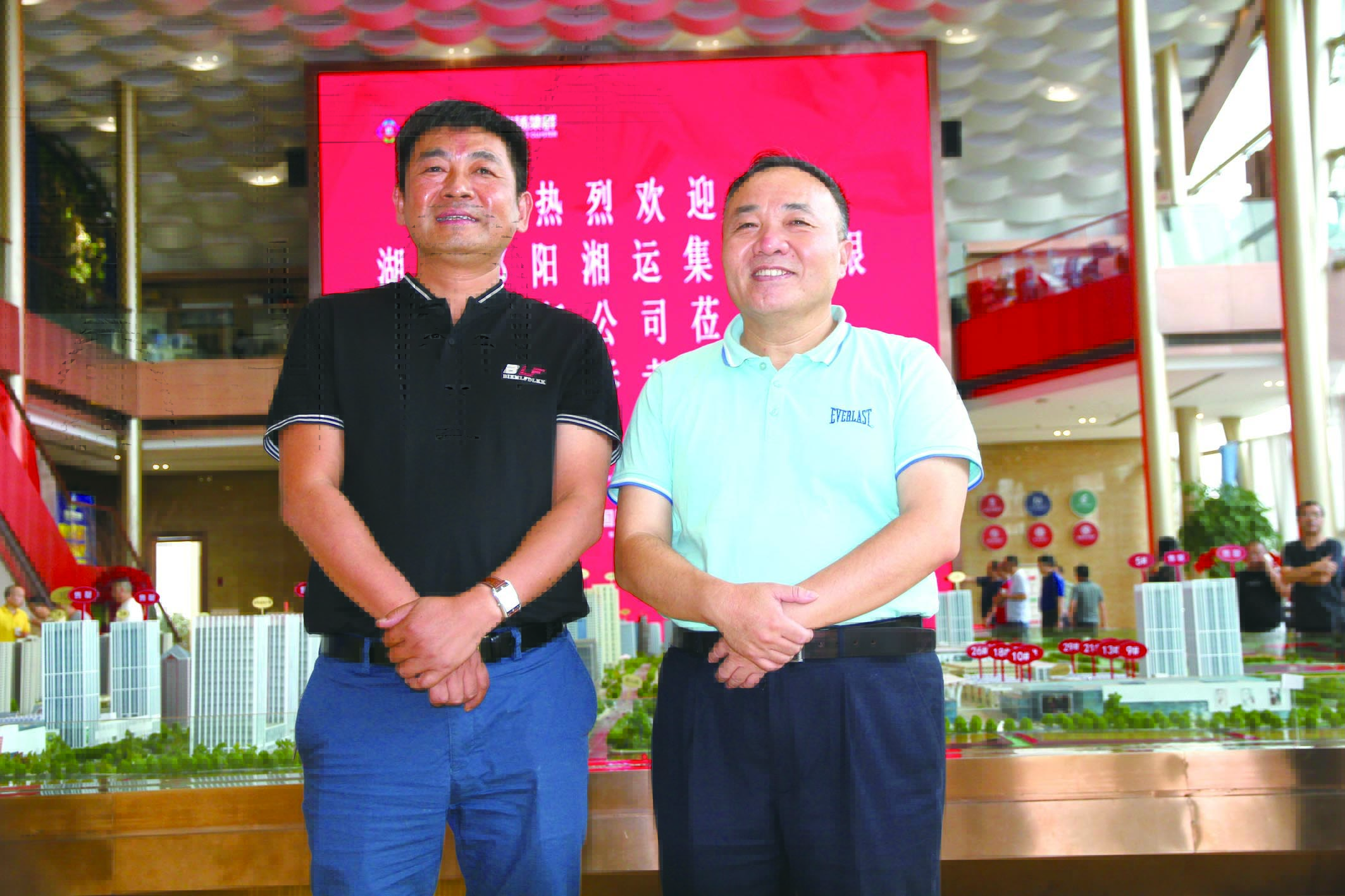 傅勝龍董事長（右）在長沙會見王宏波董事長（左）。