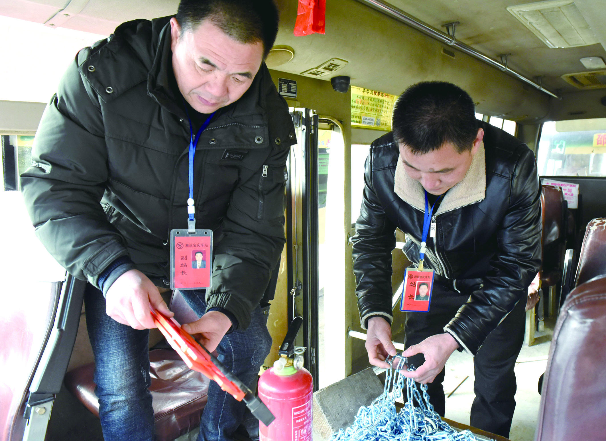 2月8日，市寶慶汽車站工作人員正在營運車上檢查應急設施及器材是否齊全有效