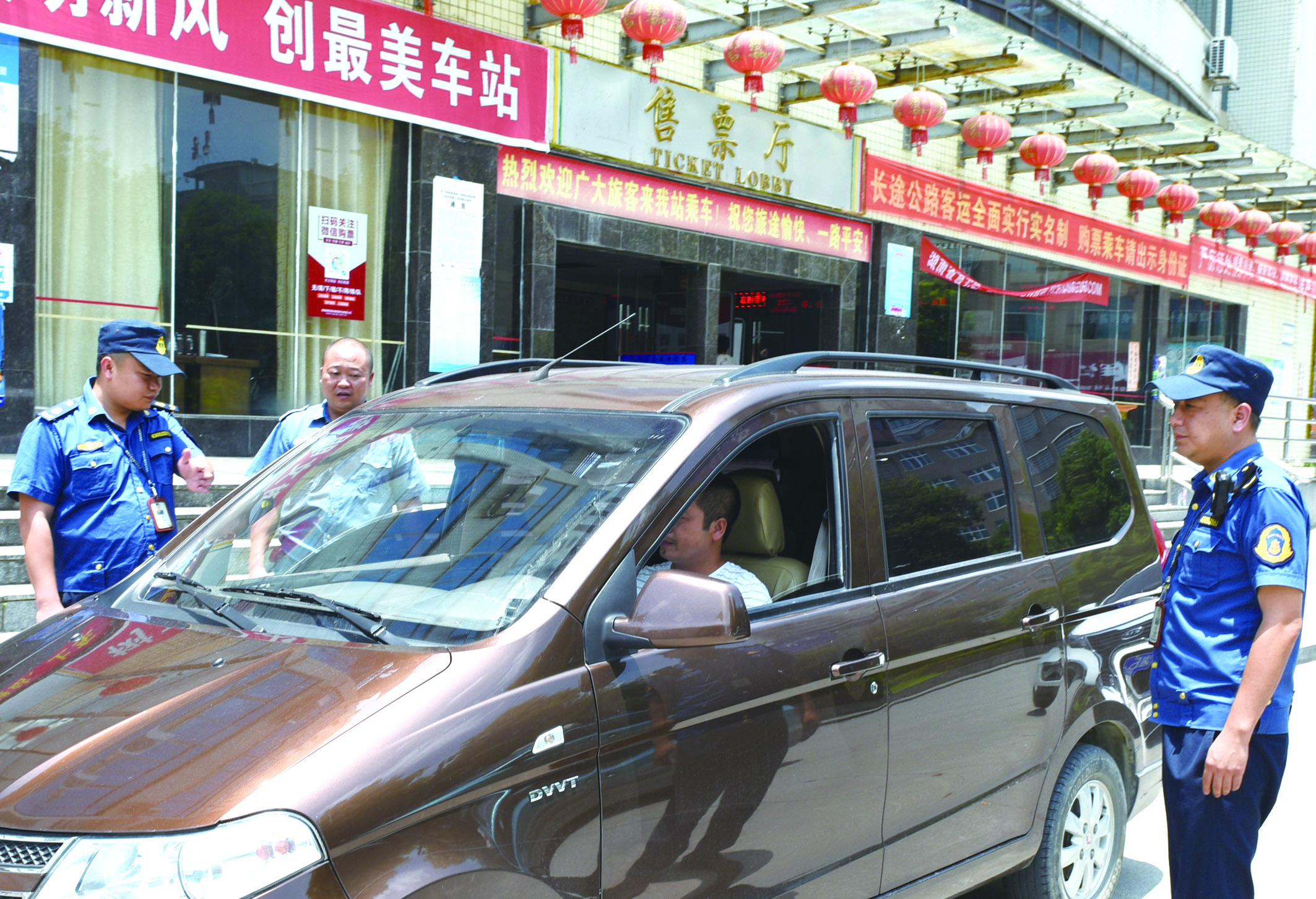 7月10日，洞口縣黃橋鎮(zhèn)副鎮(zhèn)長謝揚標（右）在黃橋汽車站檢查營運客車安全檢查情況。近段時間以來，黃橋汽車站全面排查交通安全等方面存在的安全隱患，并及時予以整改到位，做到防患于未然，確保安全生產(chǎn)工作萬無一失。據(jù)了解，今年上半年已消除交通安全隱患10余起。  李祖冠    攝影報道 