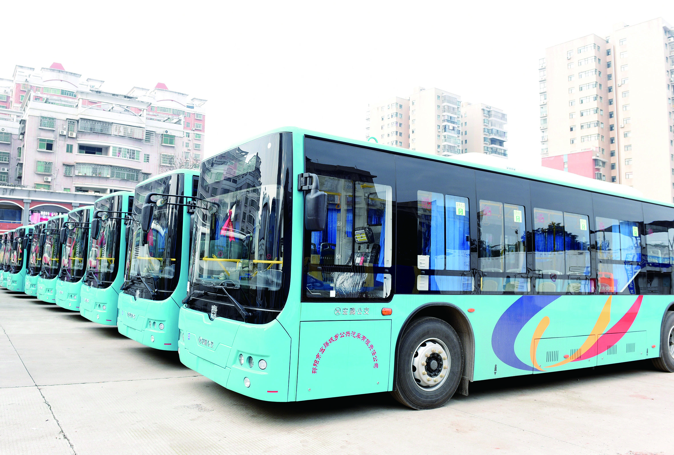 2月26日，筆者在宏騰城鄉(xiāng)公共汽車公司偌大的停車坪見到，其30輛公交車輛成一字型排列整裝待發(fā)。
