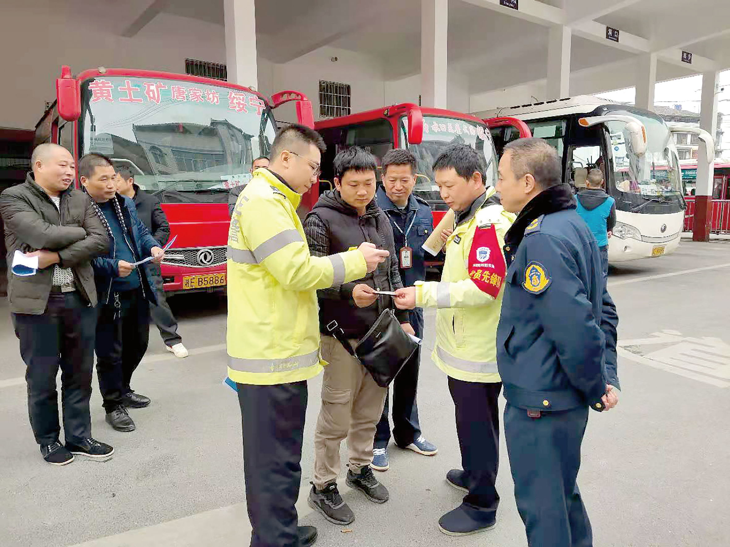 12月2日是全國交通安全日。當(dāng)天上午10時(shí)，綏寧分公司汽車總站舉行“知危險(xiǎn)會(huì)避險(xiǎn)、安全文明出行——關(guān)注農(nóng)村交通安全、暢行美麗鄉(xiāng)村”122交通安全日主題宣傳活動(dòng)。 ? 此活動(dòng)用生動(dòng)的事例教育廣大從業(yè)人員樹立美麗鄉(xiāng)村安全暢行責(zé)任意識(shí)、服務(wù)意識(shí)，進(jìn)一步增強(qiáng)廣大從業(yè)人員安全事故的防范意識(shí)、辨別意識(shí)，緊急避險(xiǎn)應(yīng)急處理方法。 省高速交警綏寧大隊(duì)、綏寧縣運(yùn)管所等負(fù)責(zé)人到活動(dòng)現(xiàn)場(chǎng)進(jìn)行指導(dǎo)。  劉永松